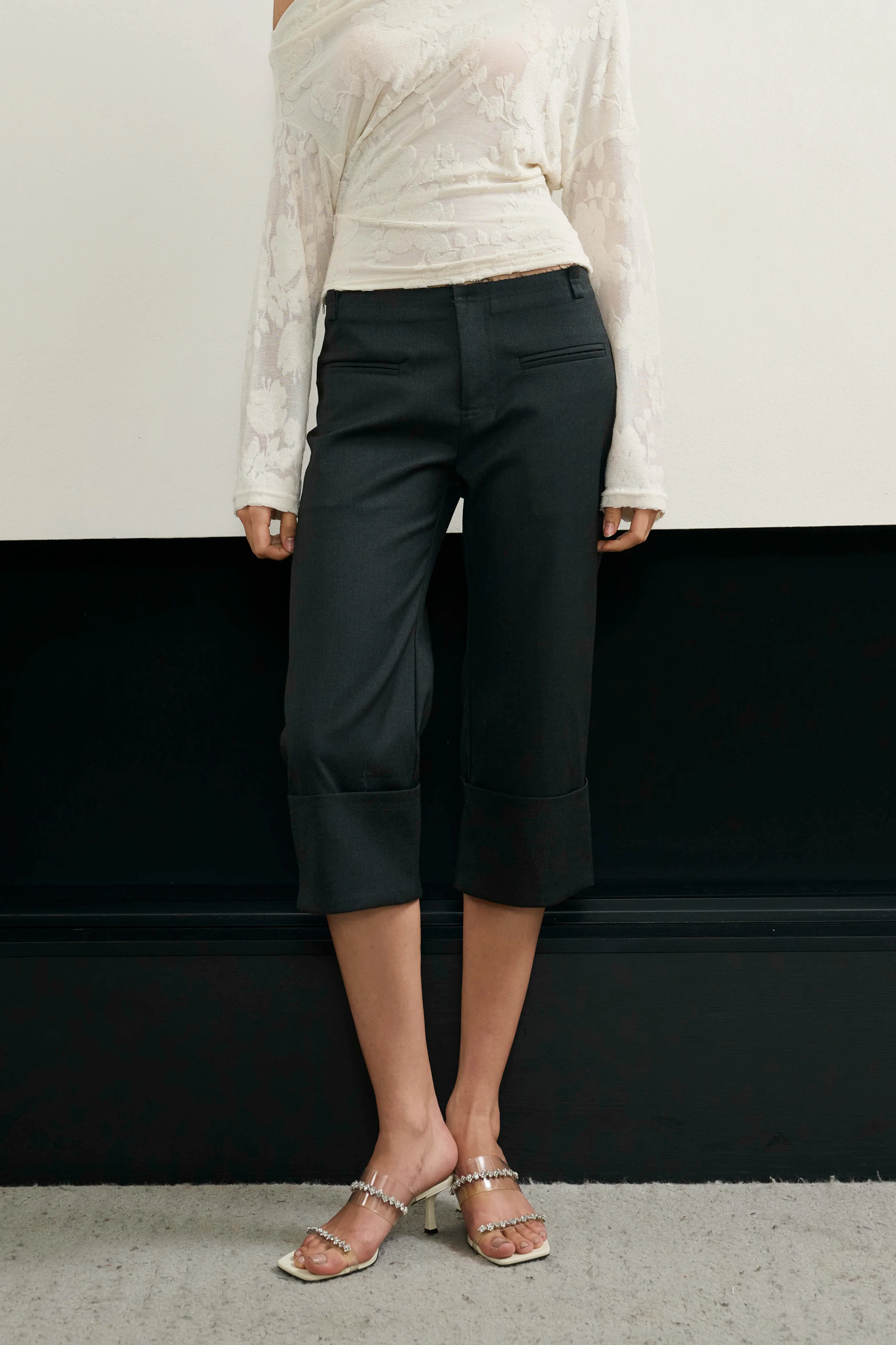 Frayed waist tailored capri pants